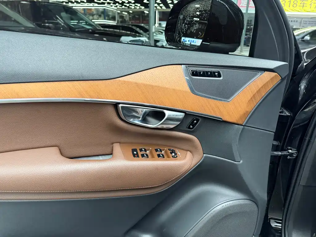 Volvo XC90 2022 — фото 12
