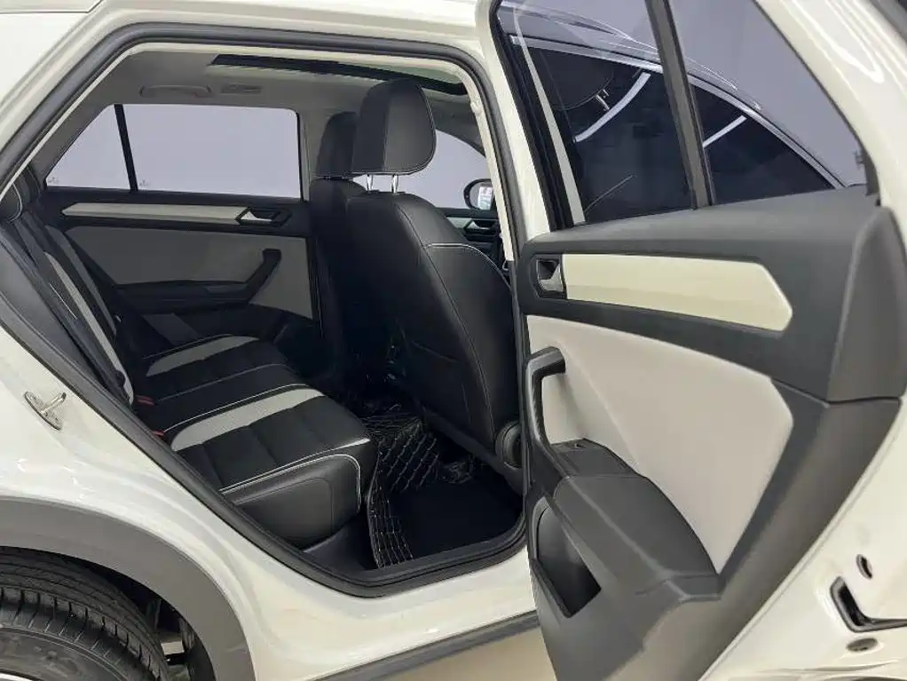 Volkswagen T-Roc 2023 — фото 12
