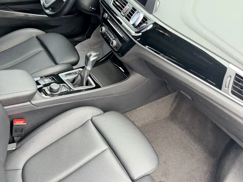 BMW 1 Series 2018 — фото 14