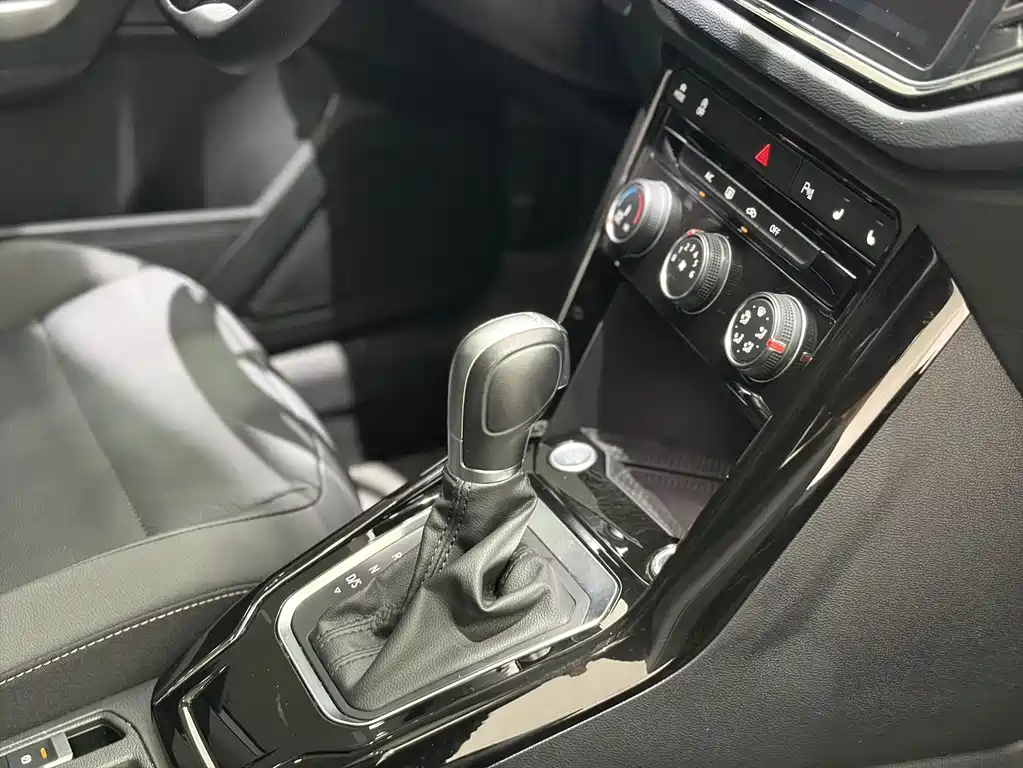 Volkswagen T-Roc 2023 — фото 10