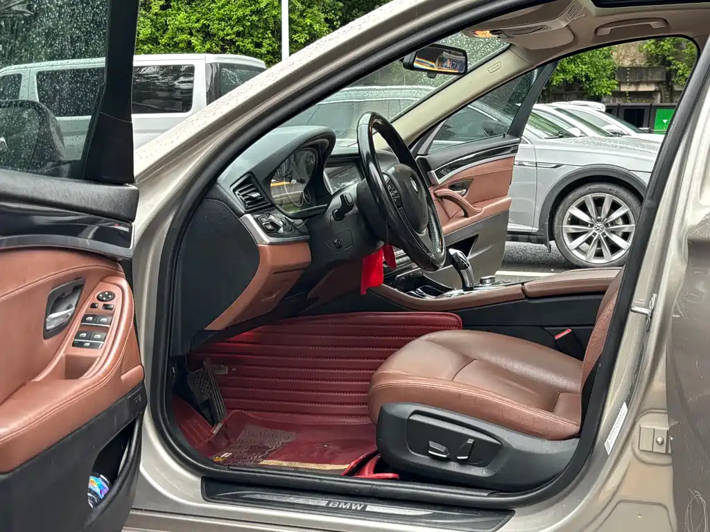 BMW 5 Series 2017 — фото 10
