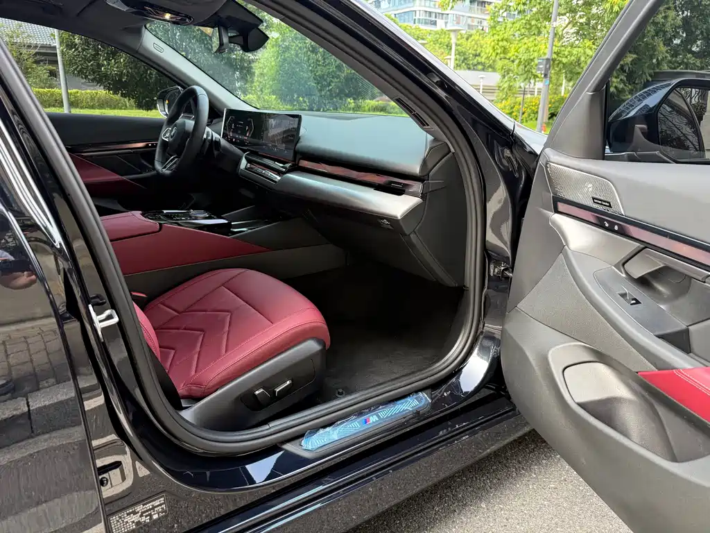 BMW 5 Series 2025 — фото 16