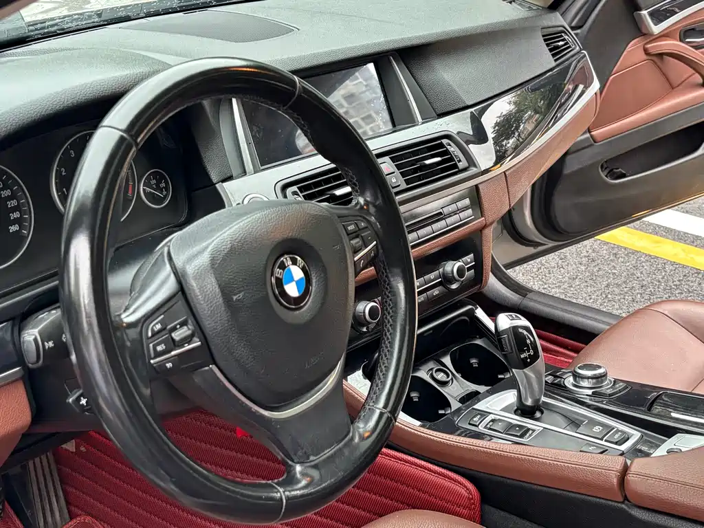 BMW 5 Series 2017 — фото 11