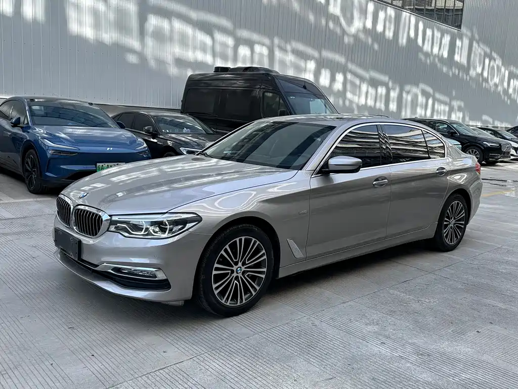BMW 5 Series 2018 — фото 1