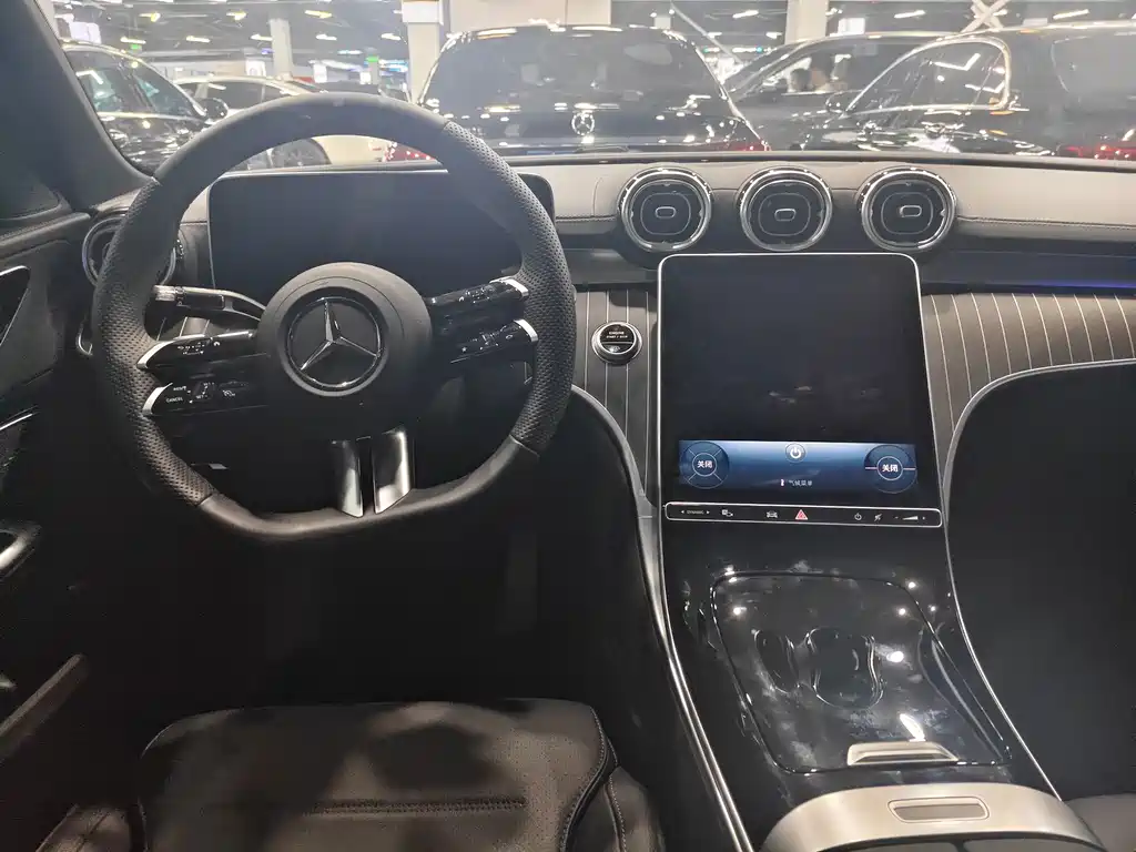 Mercedes-Benz C-Class 2025 — фото 13