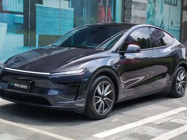 Tesla Model Y 2025