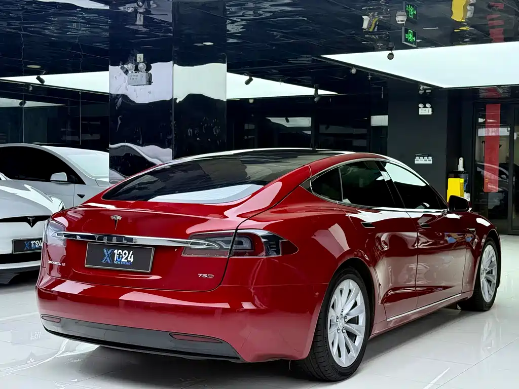 Tesla Model S 2018 — фото 13