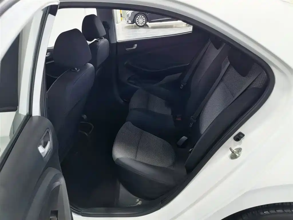 Hyundai Verna 2018 — фото 15