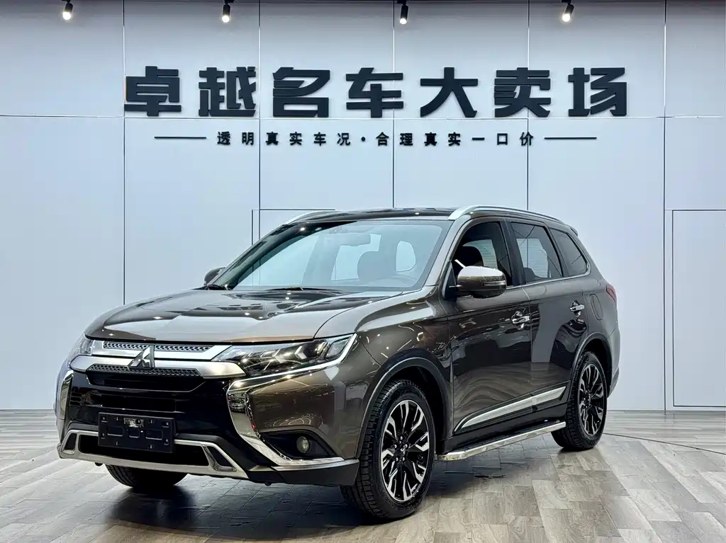 Mitsubishi Outlander 2018 — фото 1