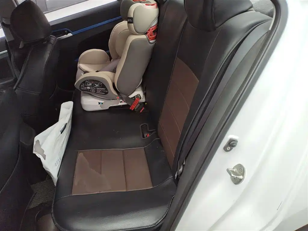 Hyundai Elantra 2017 — фото 13