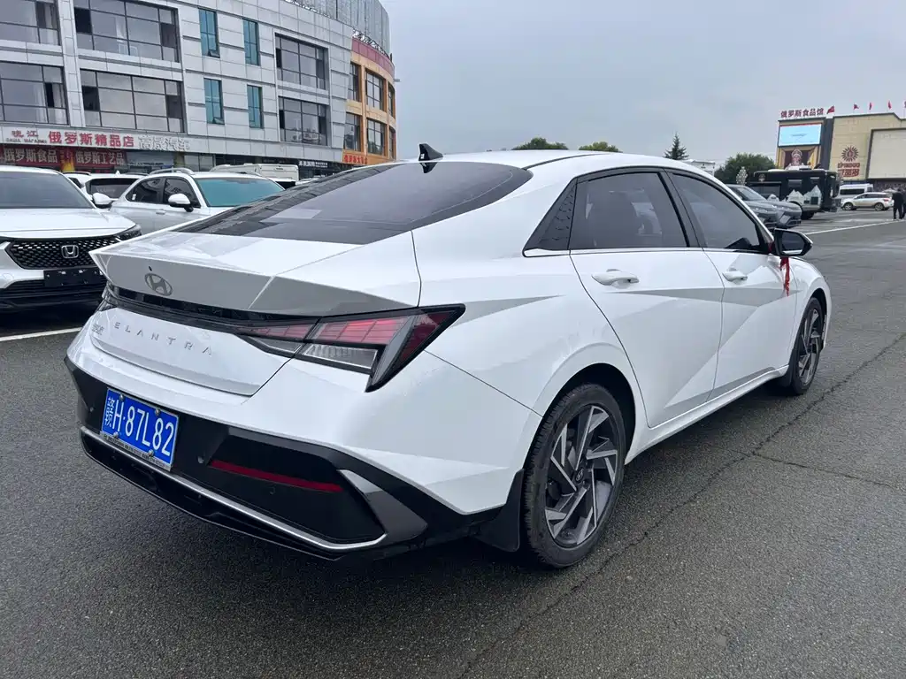 Hyundai Elantra 2023 — фото 10