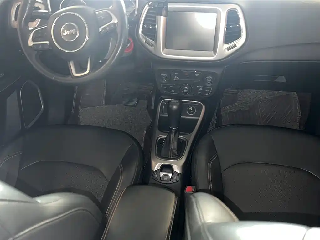 Jeep Compass 2018 — фото 14