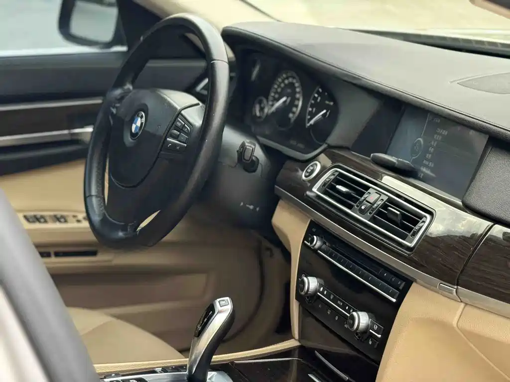 BMW 7 Series 2011 — фото 15