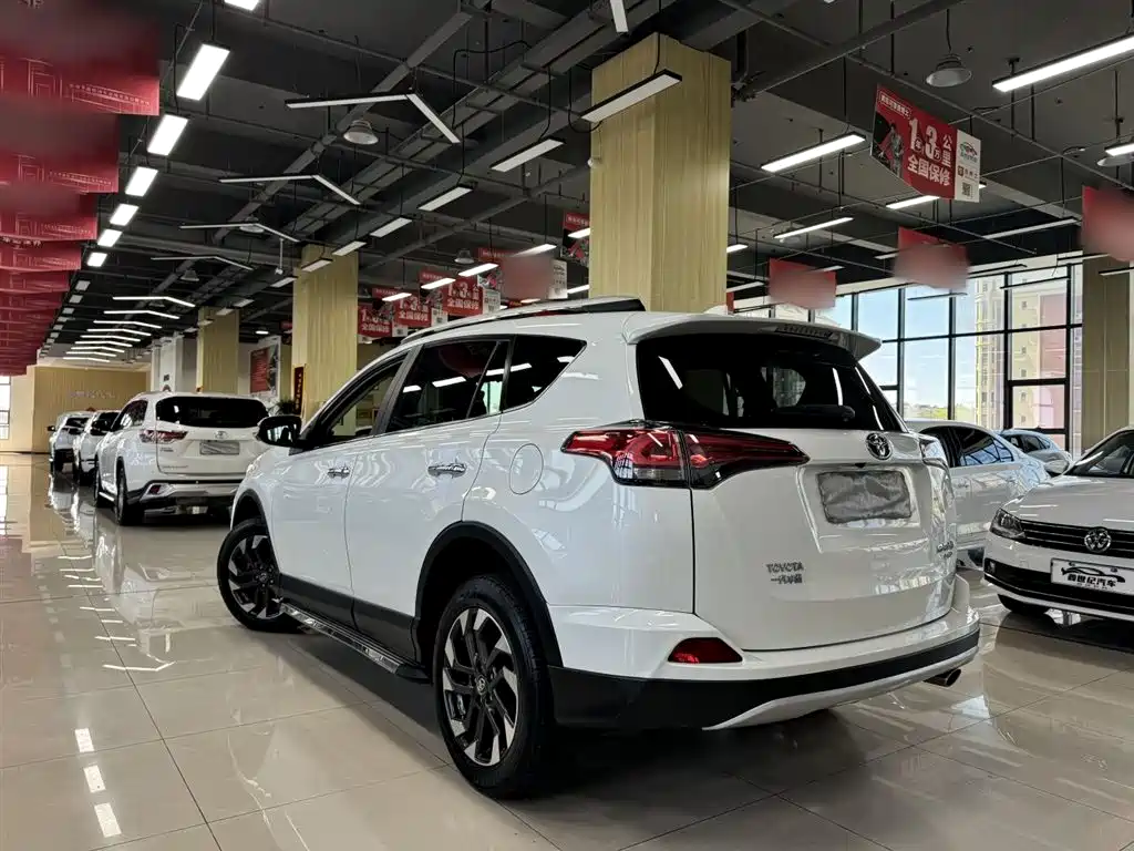 Toyota RAV4 2018 — фото 5