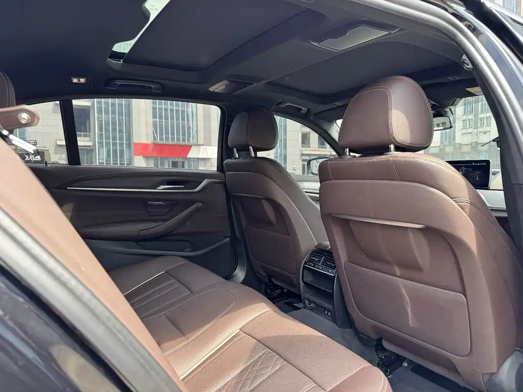BMW 5 Series 2021 — фото 14