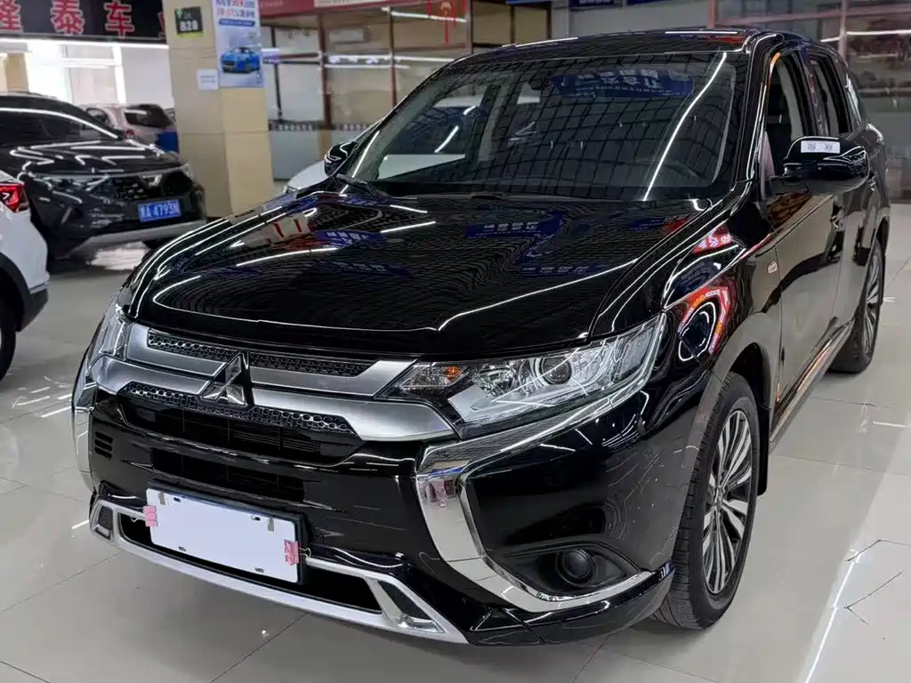 Mitsubishi Outlander 2022 — фото 1