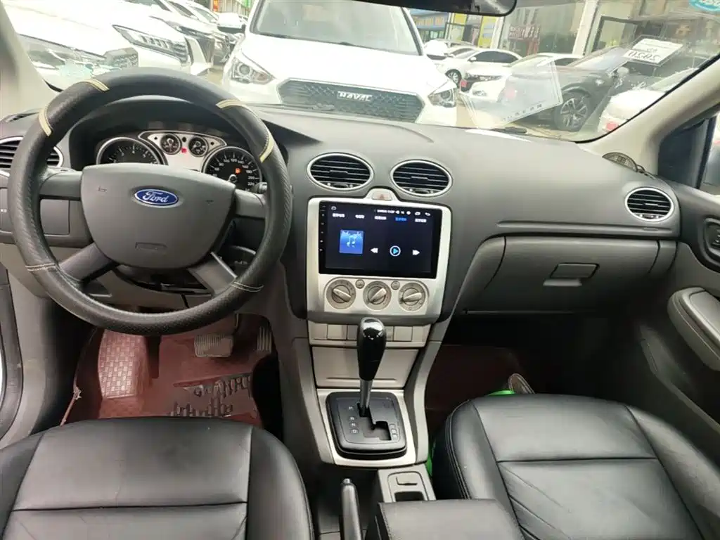 Ford Focus 2014 — фото 10
