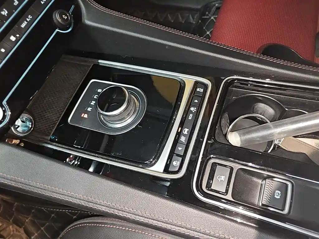 Jaguar F-PACE 2018 — фото 14