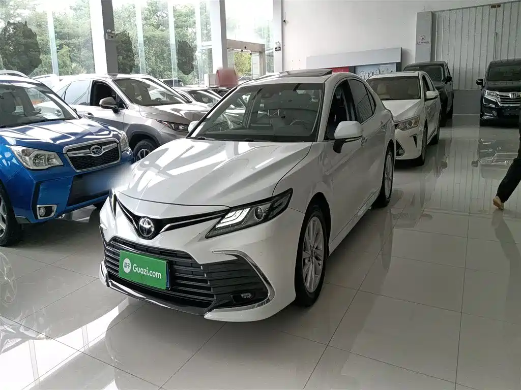 Toyota Camry 2022 — фото 1