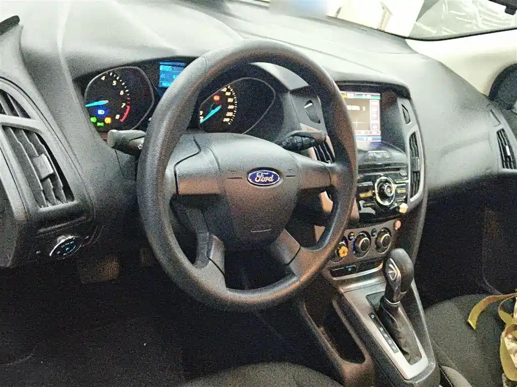 Ford Focus 2015 — фото 10