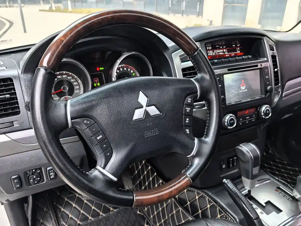 Mitsubishi Pajero 2017 — фото 10