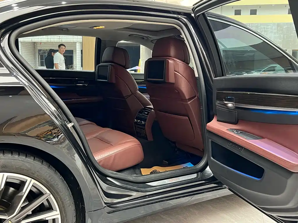 BMW 7 Series 2012 — фото 21