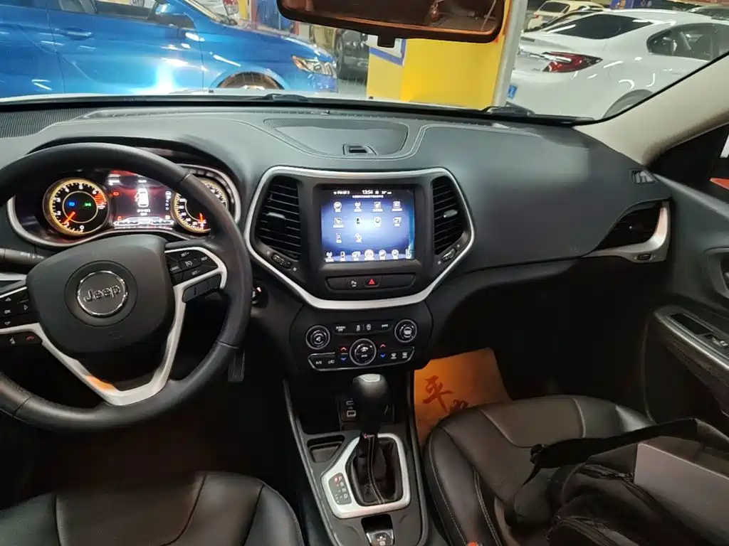 Jeep Cherokee 2017 — фото 13