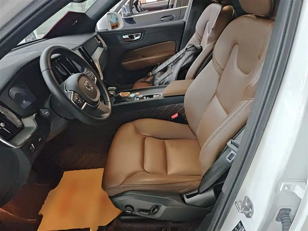 Volvo XC60 2021 — фото 15