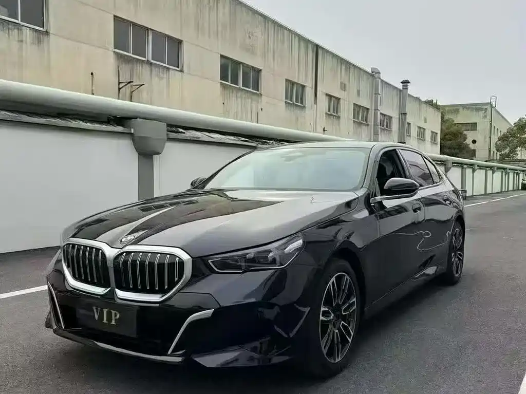 BMW 5 Series 2025 — фото 1