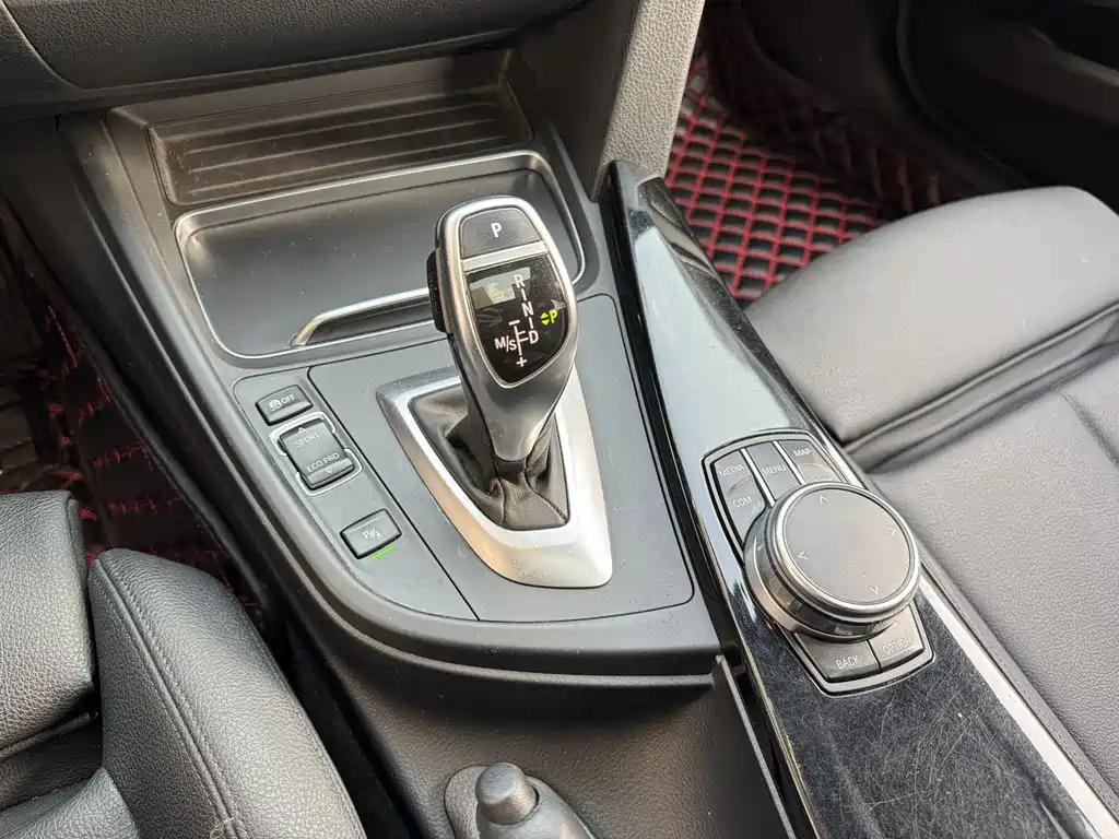 BMW 3 Series 2018 — фото 19