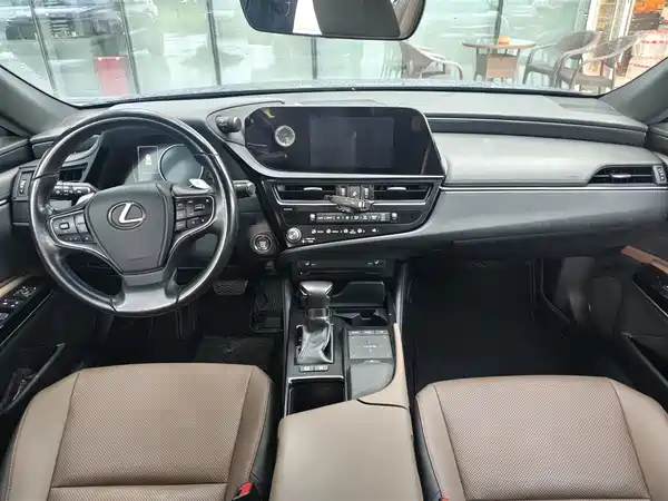 Lexus ES 2022