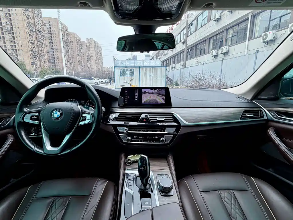 BMW 5 Series 2019 — фото 16