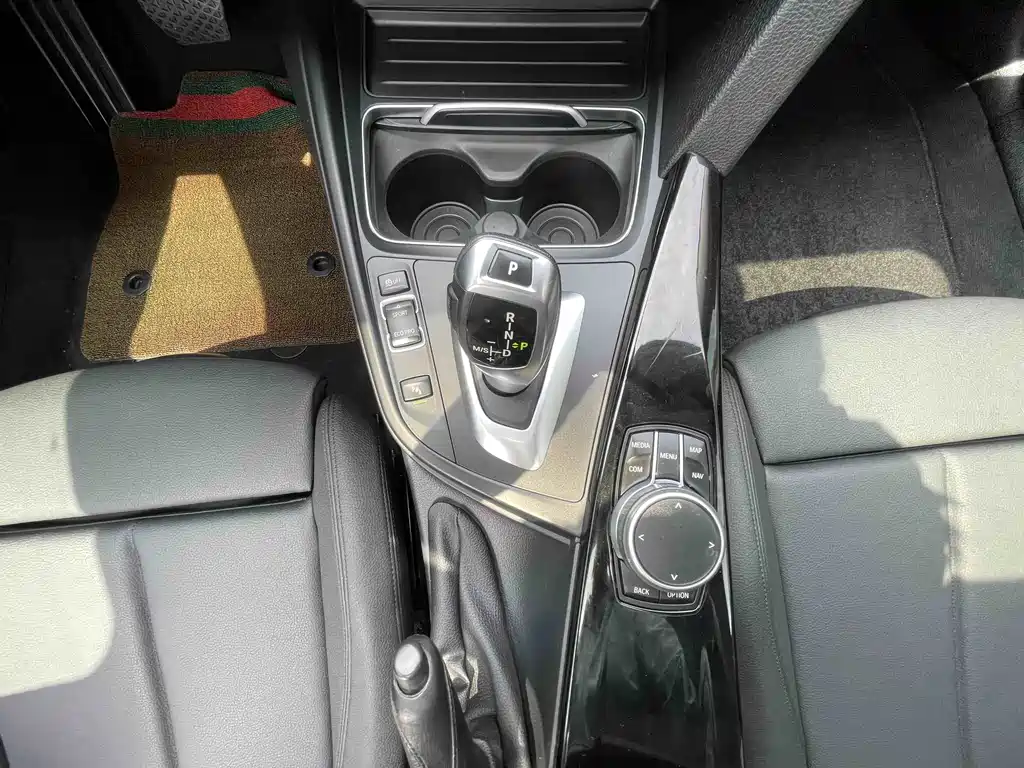 BMW 3 Series 2018 — фото 19