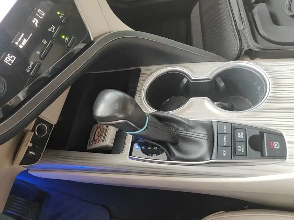 Toyota Camry 2018 — фото 14