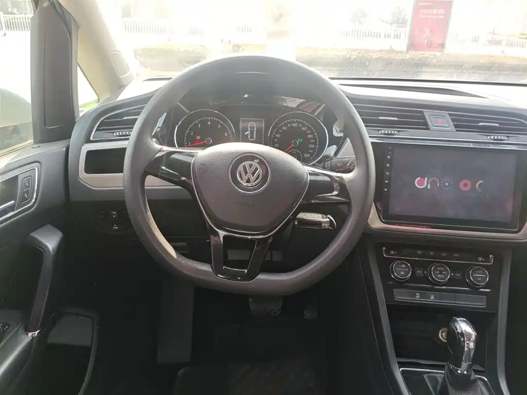 Volkswagen Touran 2018 — фото 11