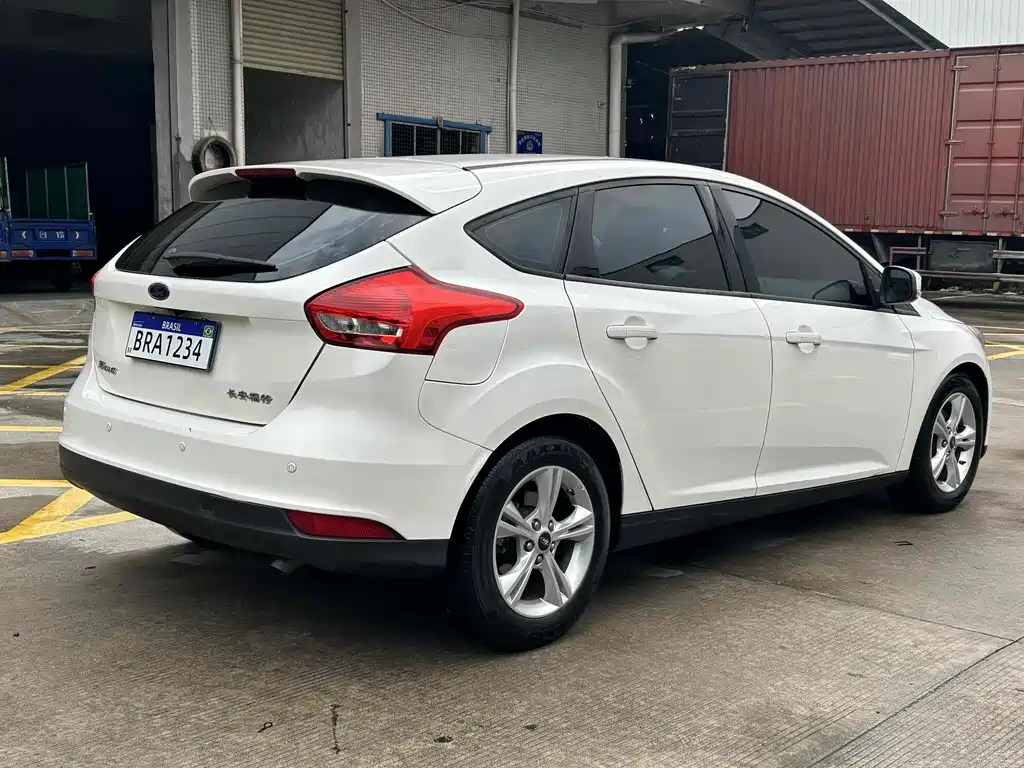 Ford Focus 2017 — фото 20