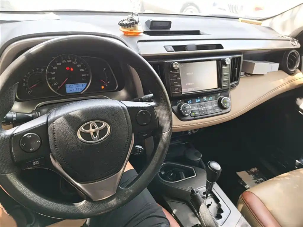 Toyota RAV4 2017 — фото 10