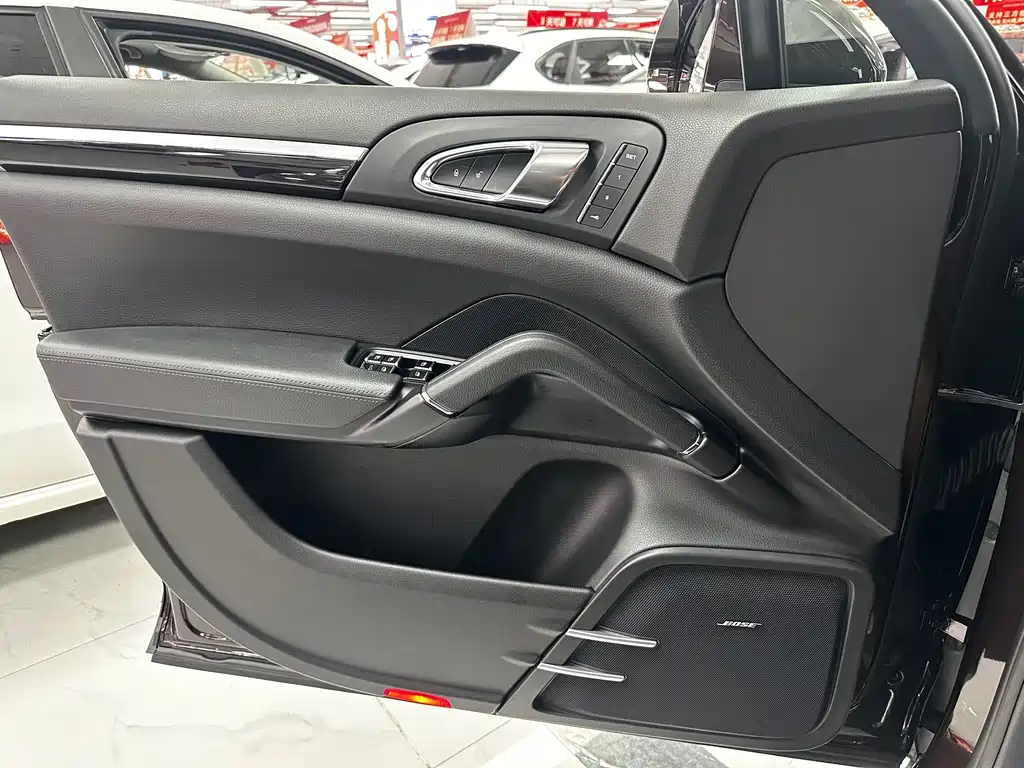 Porsche Cayenne 2017 — фото 24