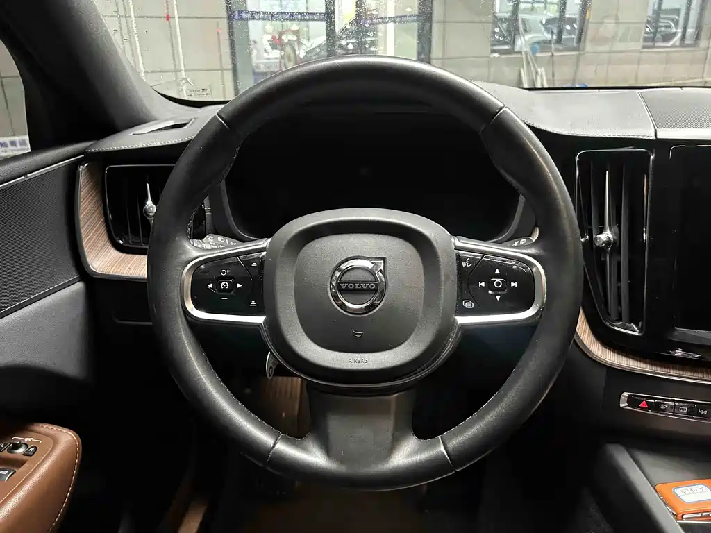 Volvo XC60 2023 — фото 7
