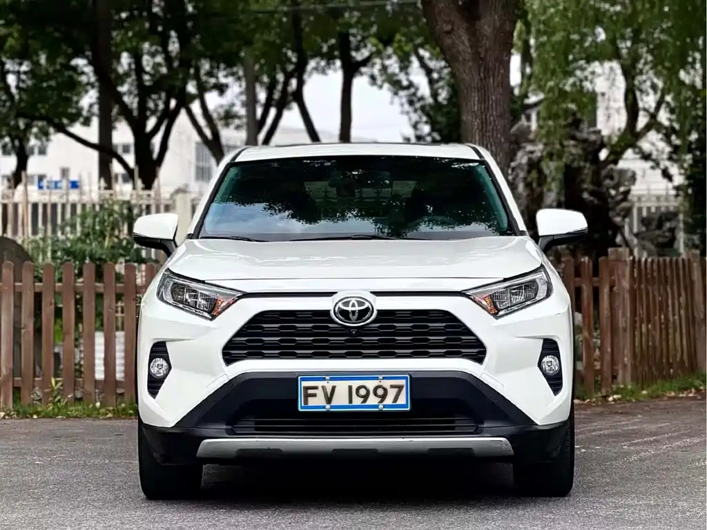 Toyota RAV4 2021 — фото 2