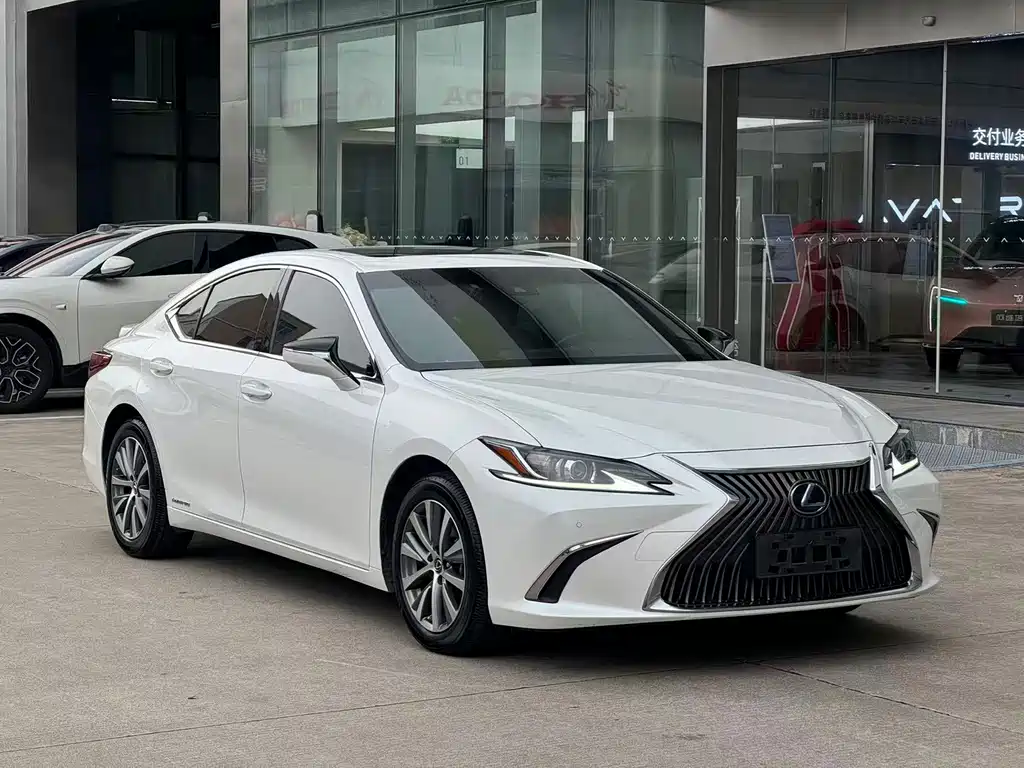 Lexus ES 2019 — фото 1