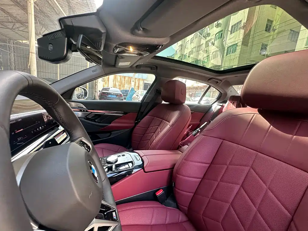 BMW 5 Series 2025 — фото 13