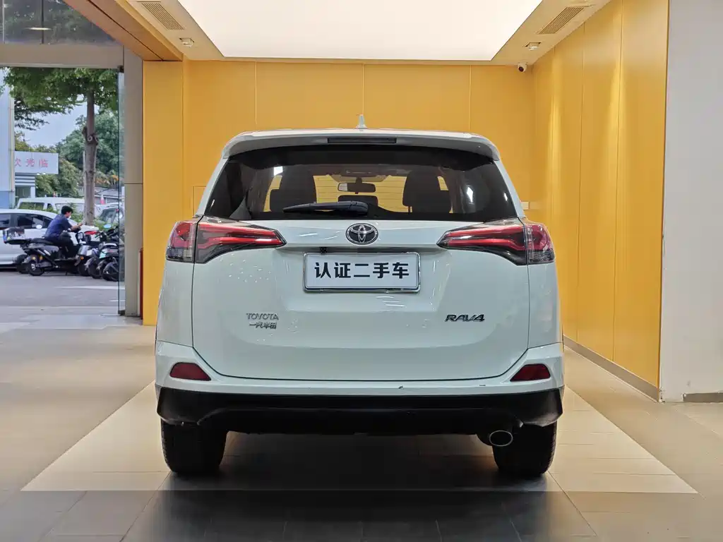 Toyota RAV4 2017 — фото 27