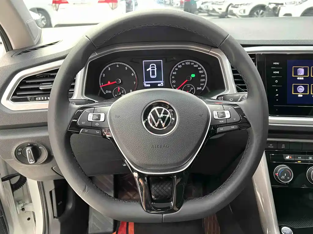 Volkswagen T-Roc 2023 — фото 8