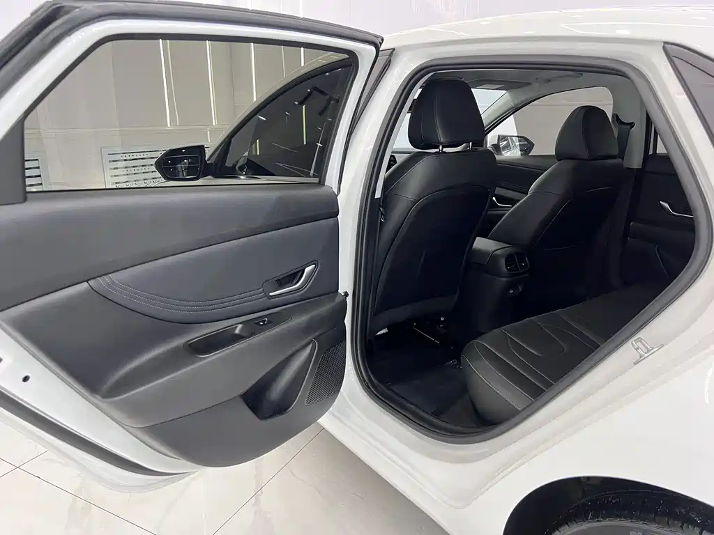 Hyundai Elantra 2023 — фото 14