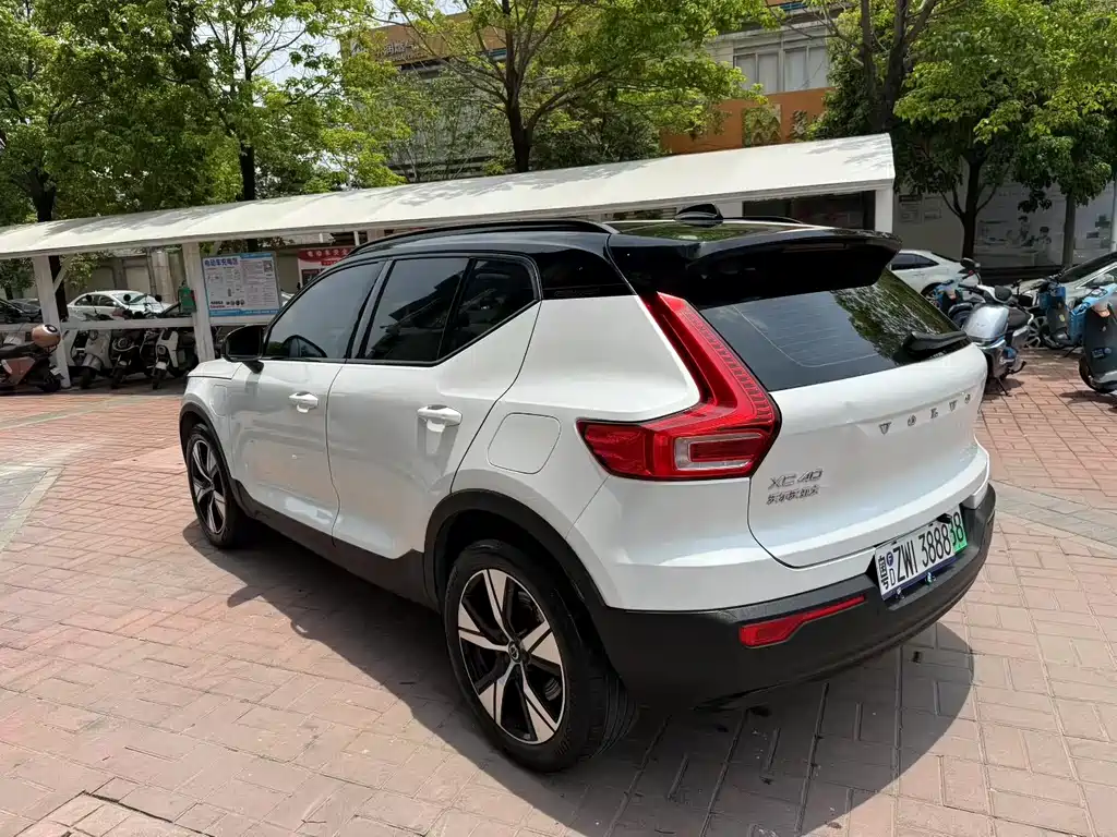 Volvo XC40 NEV 2022 — фото 8