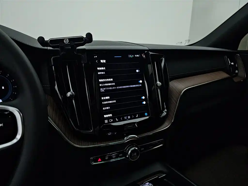 Volvo XC60 2024 — фото 10
