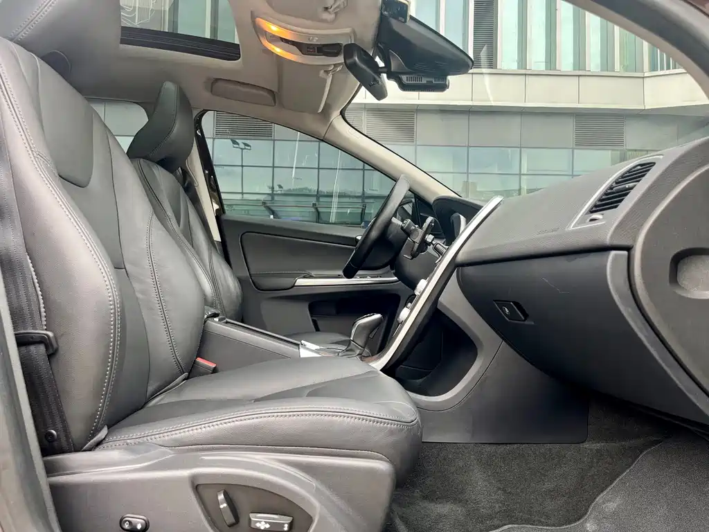 Volvo XC60 2017 — фото 11