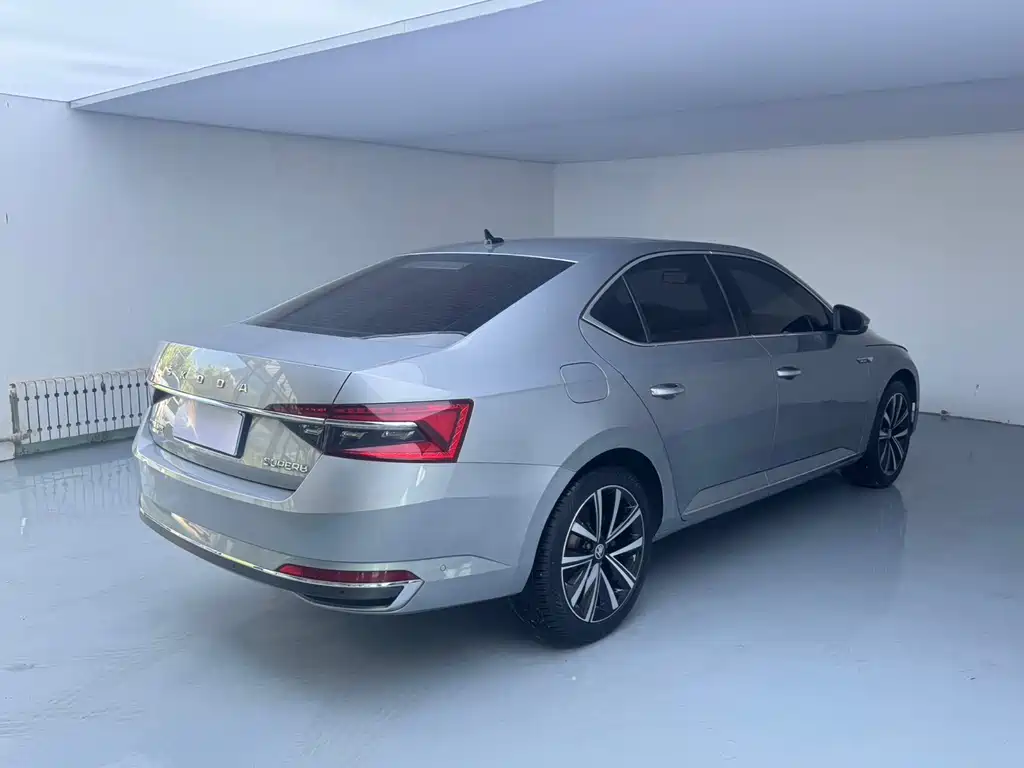 Skoda Superb 2023 — фото 6