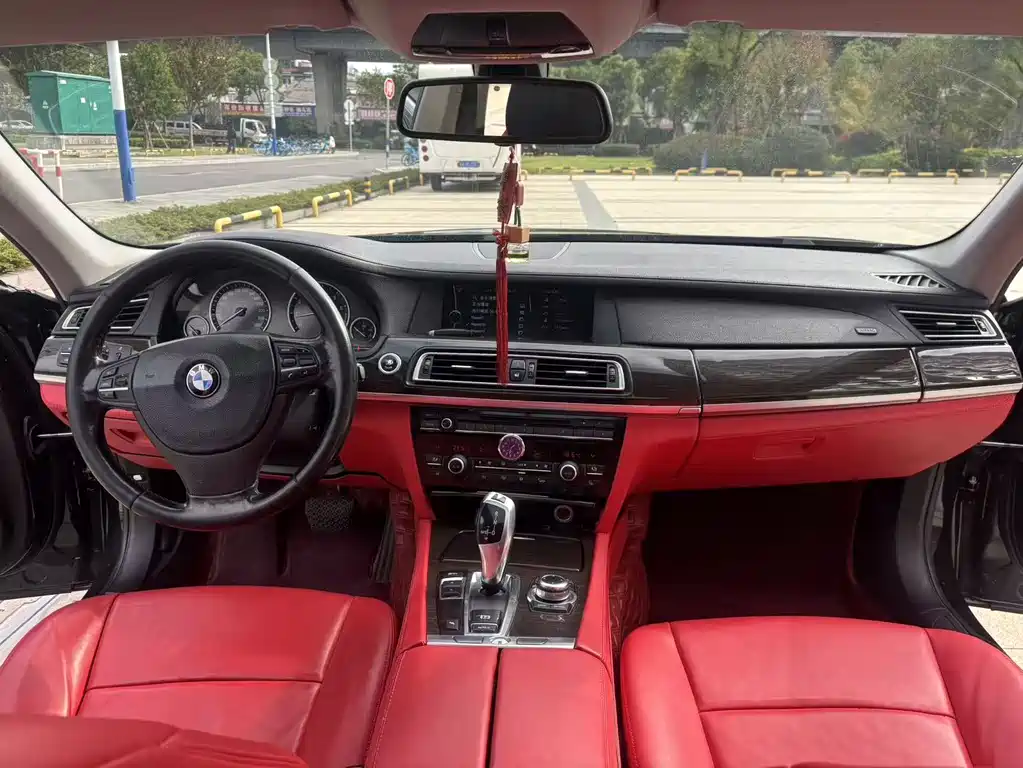 BMW 7 Series 2011 — фото 20